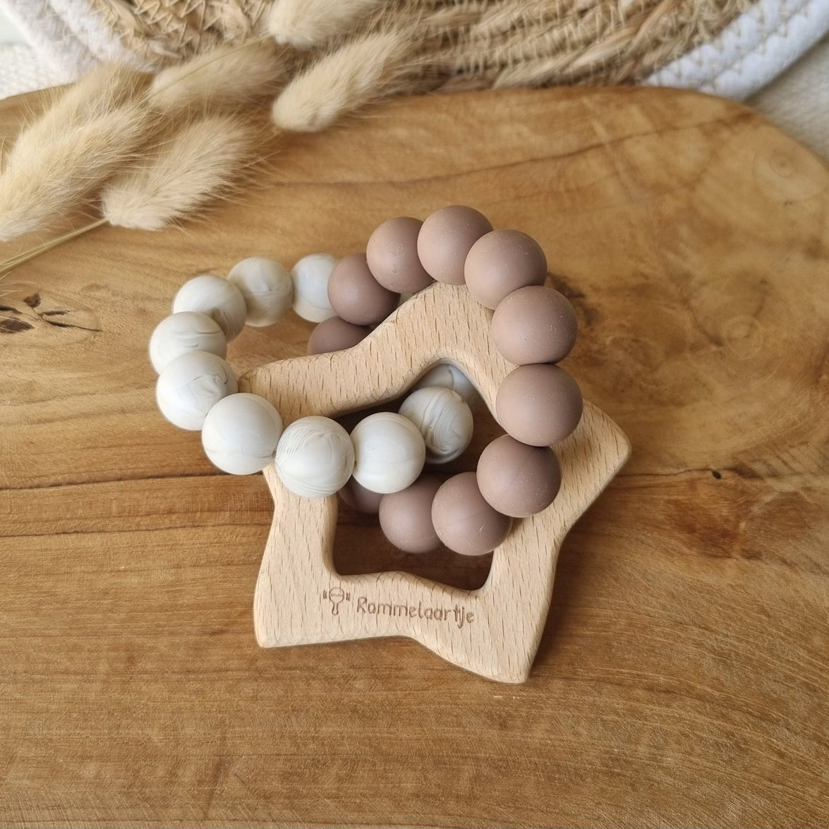 Beukenhouten bijtring met twee siliconen ringen